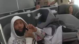 Jugador de la NFL es escoltado en un avión por policías y provoca el desembarque del resto de pasajeros (VIDEO)