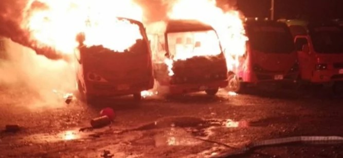 Extorsión en Colombia: Cinco buses de transporte público fueron incendiados por no pagar “vacuna” a delincuentes