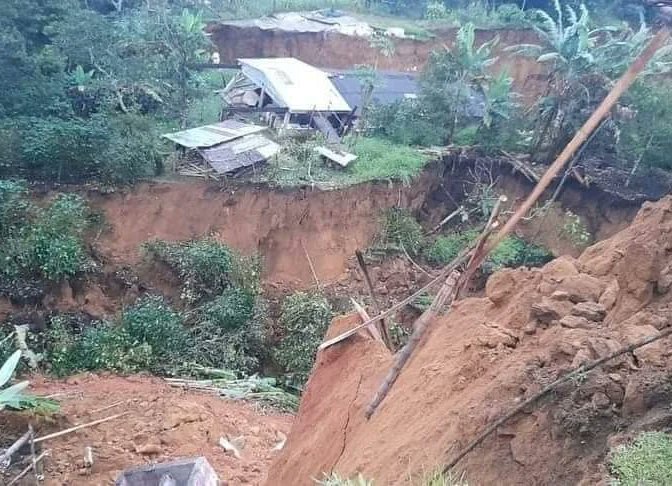 Derrumbe incomunica al suroeste de Colombia y afecta a más de 150 familias