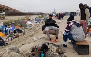 Migrantes sufren en la frontera por el inclemente frío previo a visita de Biden