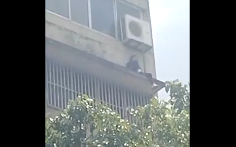 Persona que estaría solicitada por el Cicpc amenazó con atentar contra su vida desde un edificio en Capitolio (VIDEO)