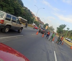 Fuerte retraso en la autopista Gran Mariscal de Ayacucho sentido Caracas este #16Ene