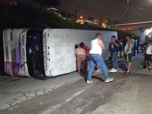 Conductor de una Encava perdió el control de su vehículo en la Caracas-La Guaira
