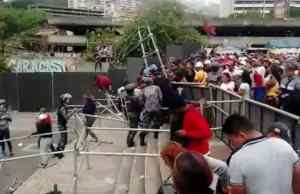 EN VIDEO: Estampida de fanáticos en la UCV por la locura de conseguir entradas para el Caracas-Magallanes
