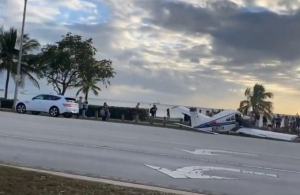 En VIDEO: avioneta aterrizó de emergencia y golpeó un autobús en autopista de Miami
