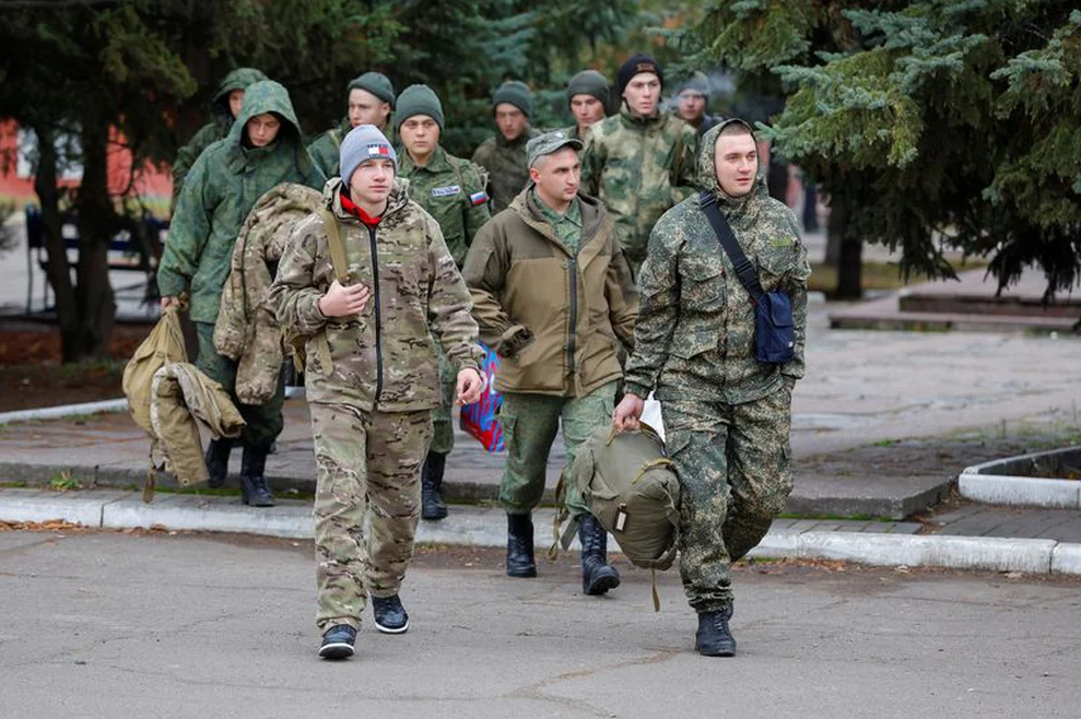 Kremlin culpa de sus fracasos bélicos a los celulares de sus soldados y aumenta la crisis entre sus tropas