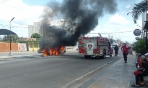Bomberos extinguieron el incendio de un vehículo en Zulia este #26Ene (Videos)