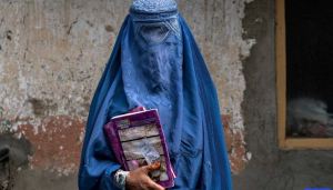 Talibanes prohíben a las afganas el examen de acceso a la universidad