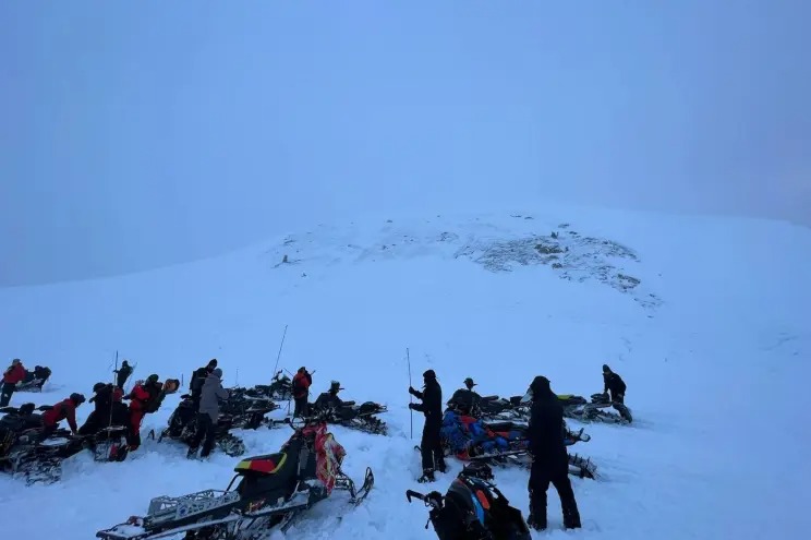 Tragedia en Colorado: Avalancha deja un muerto y rescatistas intentan desenterrar a otra persona