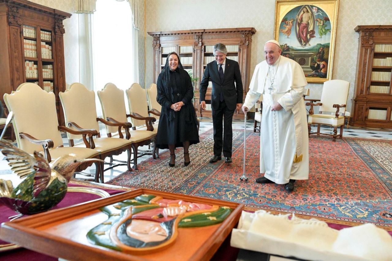 Guillermo Lasso se reunió con el papa Francisco y le regaló un cuadro hecho por un preso