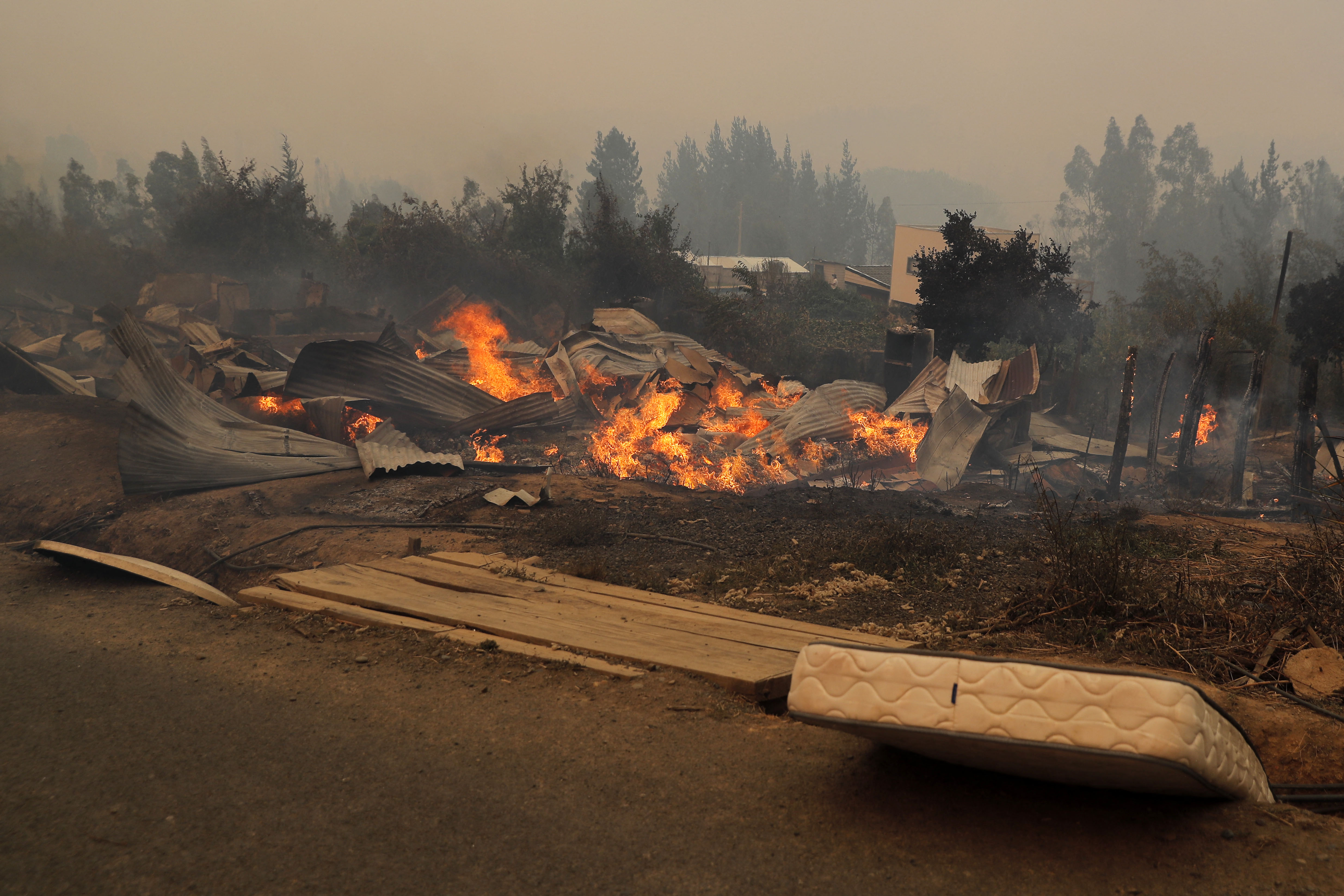 Incendios forestales en Chile: al menos 13 muertos y un helicóptero caído