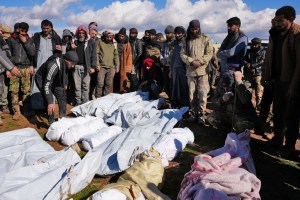 Alepo entierra a sus muertos y reza por sobrevivientes tras sismo