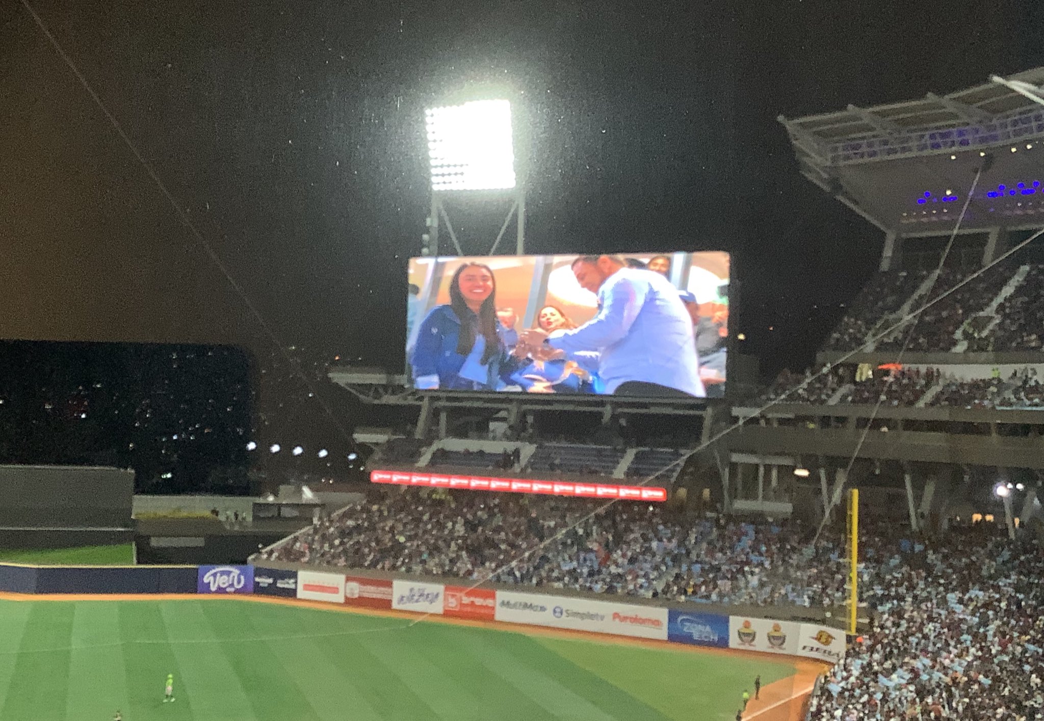 Le pidió matrimonio en pleno juego de Venezuela y Cuba en el estadio Simón Bolívar de La Rinconada (VIDEO)