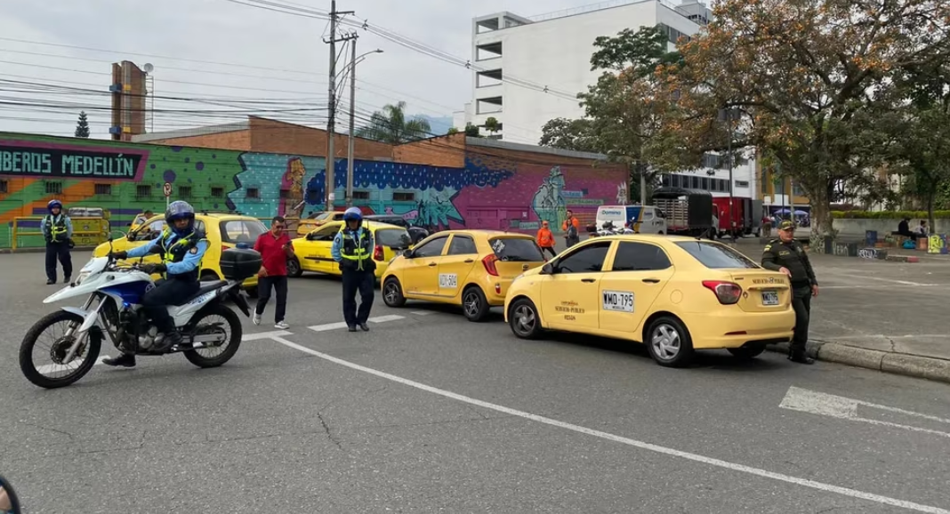 Capturas, inmovilizaciones y bloqueos: así va el paro de taxistas en Colombia