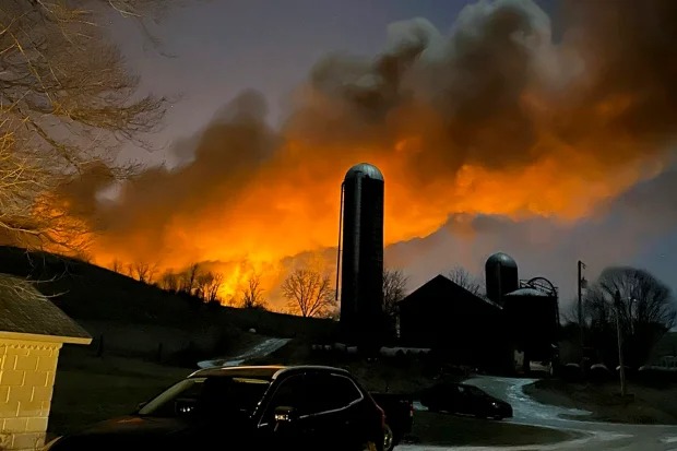 VIDEOS impactantes: Descarrila un tren y provoca un gran incendio en Ohio