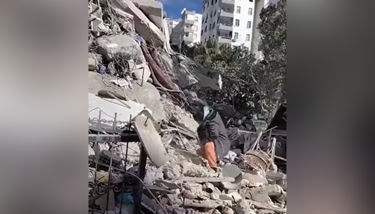 ¡Desgarrador! Padre golpea los escombros de un edificio derrumbado en Siria en busca de su familia (Video)