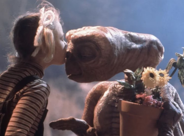 La pequeña Drew Barrymore creía que E.T. realmente estaba vivo y Steven Spielberg hizo lo imposible por darle la razón