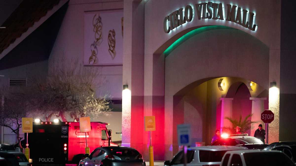 Un muerto y tres heridos en un tiroteo en un centro comercial de Texas