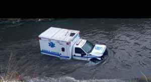 Una ambulancia de PC Miranda cayó al Río Guaire en Petare
