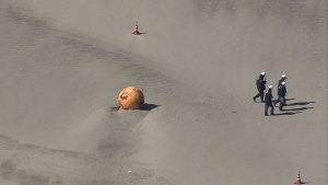 Misteriosa bola de hierro de color anaranjado aparece de la nada en la costa de Japón (VIDEO)