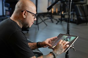Darwin Enríquez incorpora la Inteligencia Artificial en el tatuaje