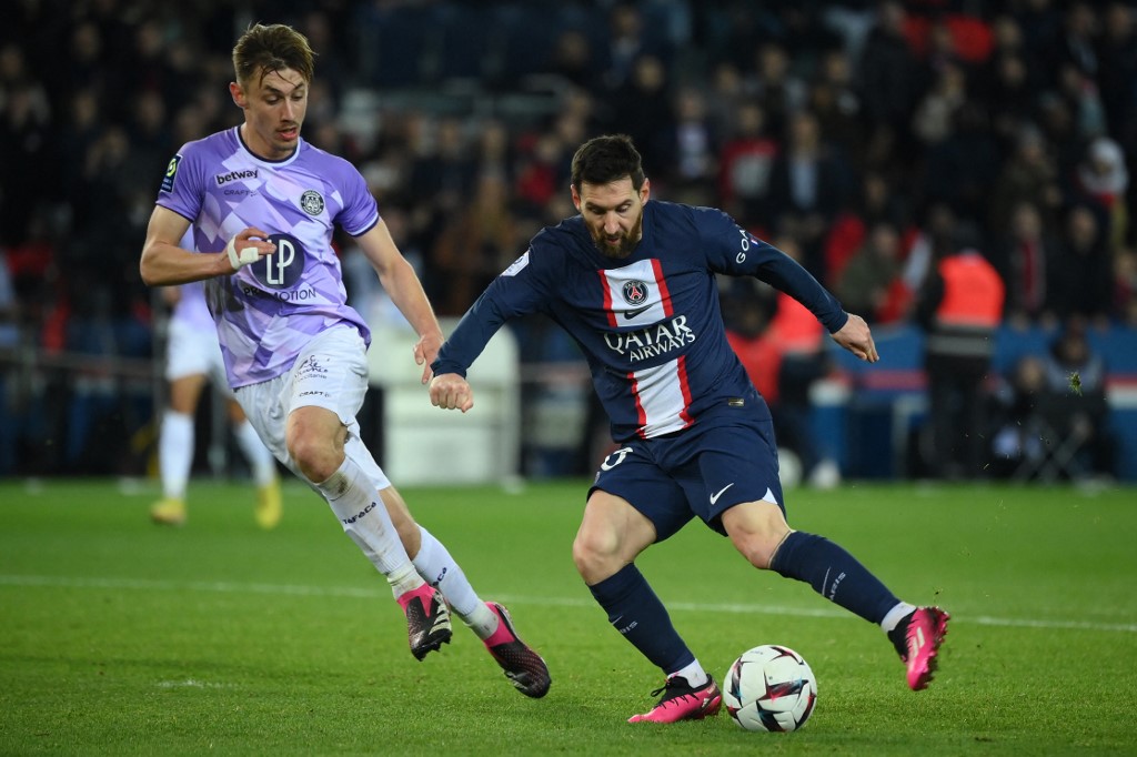 Una pincelada de Messi salva al PSG frente al Toulouse