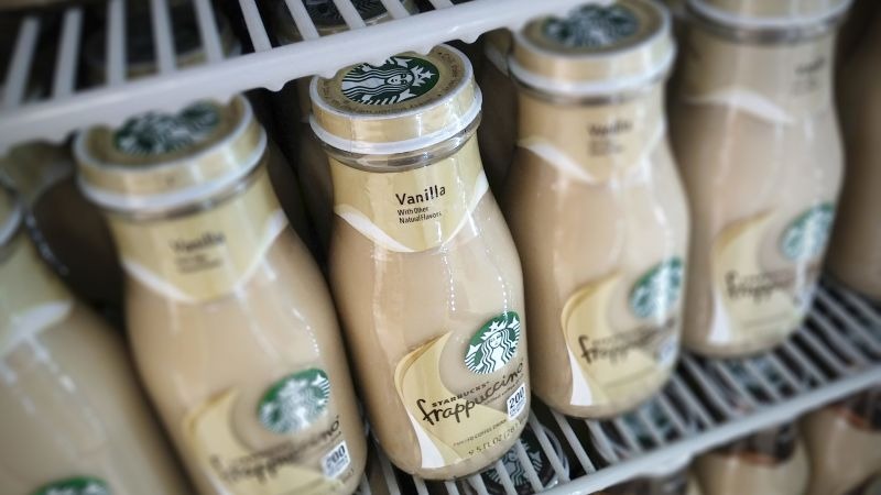 Bebidas de vainilla de Starbucks podrían contener vidrio y son retiradas del mercado en EEUU