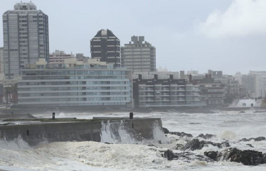 Se mantienen las alertas: fuertes vientos en Uruguay causan destrozos con su paso (Video)