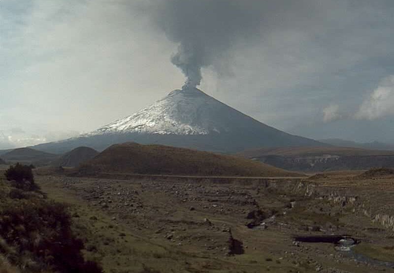 Cae ceniza en Quito por actividad del volcán Cotopaxi (Video)