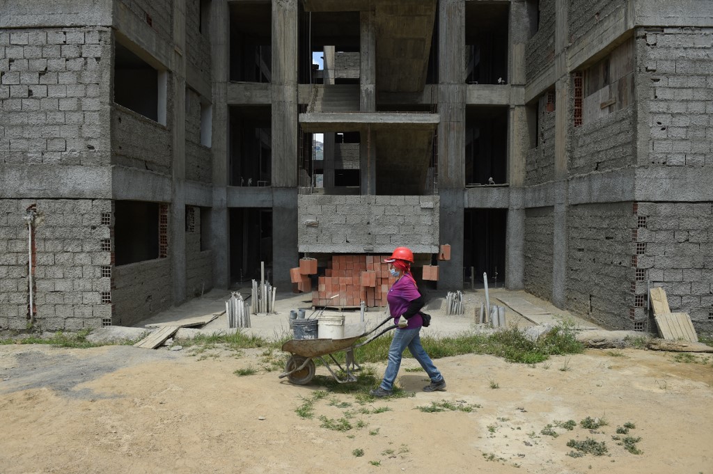 “Hemos roto paradigmas”: venezolanas construyen un edificio para sus familias (Fotos)