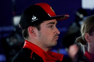 Charles Leclerc abandonó en el Gran Premio de Baréin por un problema mecánico en su Ferrari