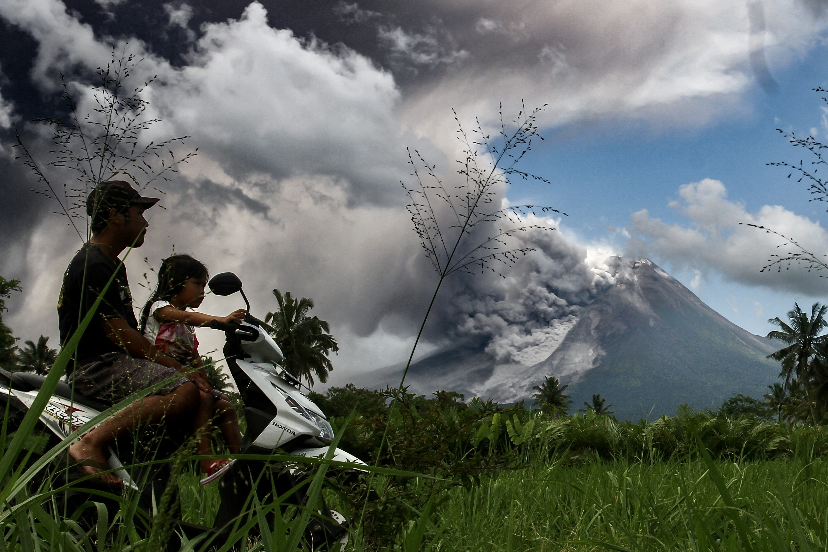 EN FOTOS: entró en erupción el volcán indonesio Merapi, uno de los más activos del mundo