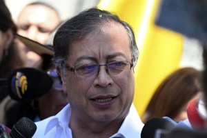 Petro cambia al polémico director general de la Policía colombiana