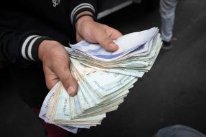 Economista asegura que “existe dinero en las arcas para poder aumentar el salario mínimo” en Venezuela