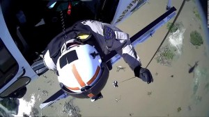 Escapó de la muerte: Conductor es rescatado en helicóptero tras ser arrastrado por un río en California (VIDEO)