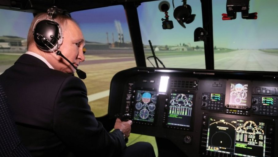 ¿Se prepara para el combate? Putin prueba un simulador de vuelo en helicóptero (VIDEO)