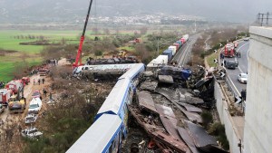 Renuncia el ministro de Transporte de Grecia tras la colisión de dos trenes que dejó decenas de muertos