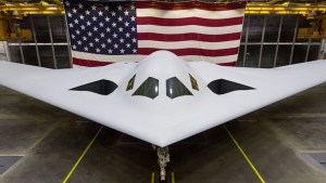 Estados Unidos presentó nuevas y más detalladas imágenes de su futurista bombardero B-21 Raider