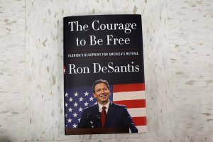 Sale a la venta libro de Ron DeSantis donde se visualiza como modelo para EEUU