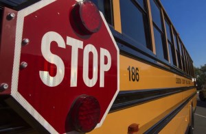 Manejaba ebrio un autobús escolar con 50 niños a bordo y casi provoca un accidente en West Virginia