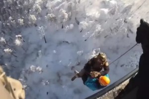El dramático rescate de un hombre que quedó atrapado en una montaña en Arizona (VIDEO)