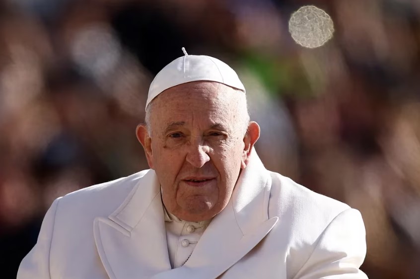 El Vaticano informa que el papa Francisco “volvió al trabajo” desde el hospital