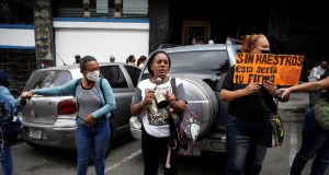 “No alcanza”: Venezolanos luchan para comprar alimentos, incluso si tienen dólares