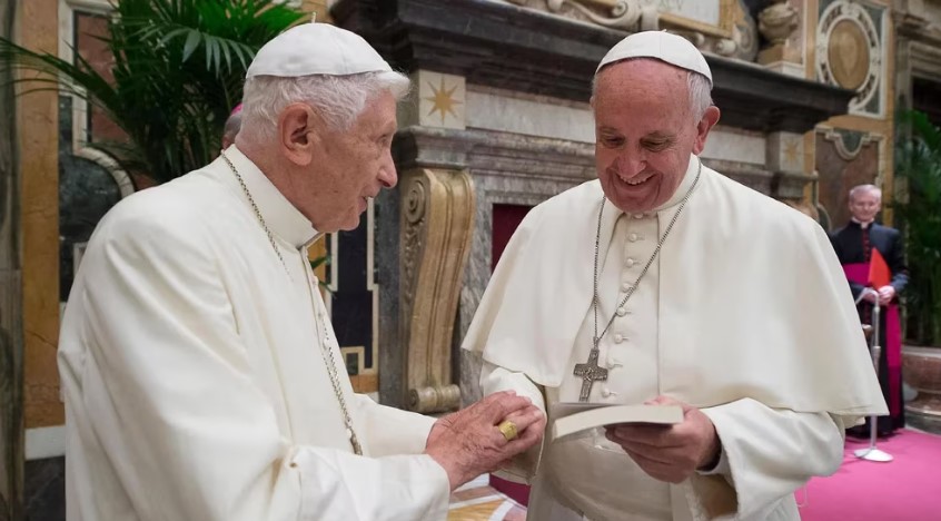 El papa Francisco expresa su “afecto, gratitud y admiración” por Benedicto XVI a un año de su muerte