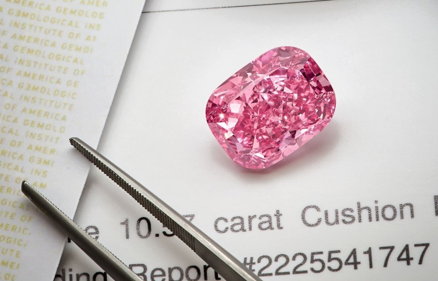 Subastan en Nueva York un raro diamante rosa estimado en 35 millones de dólares