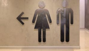 Arkansas restringe uso de baños escolares a personas transgénero