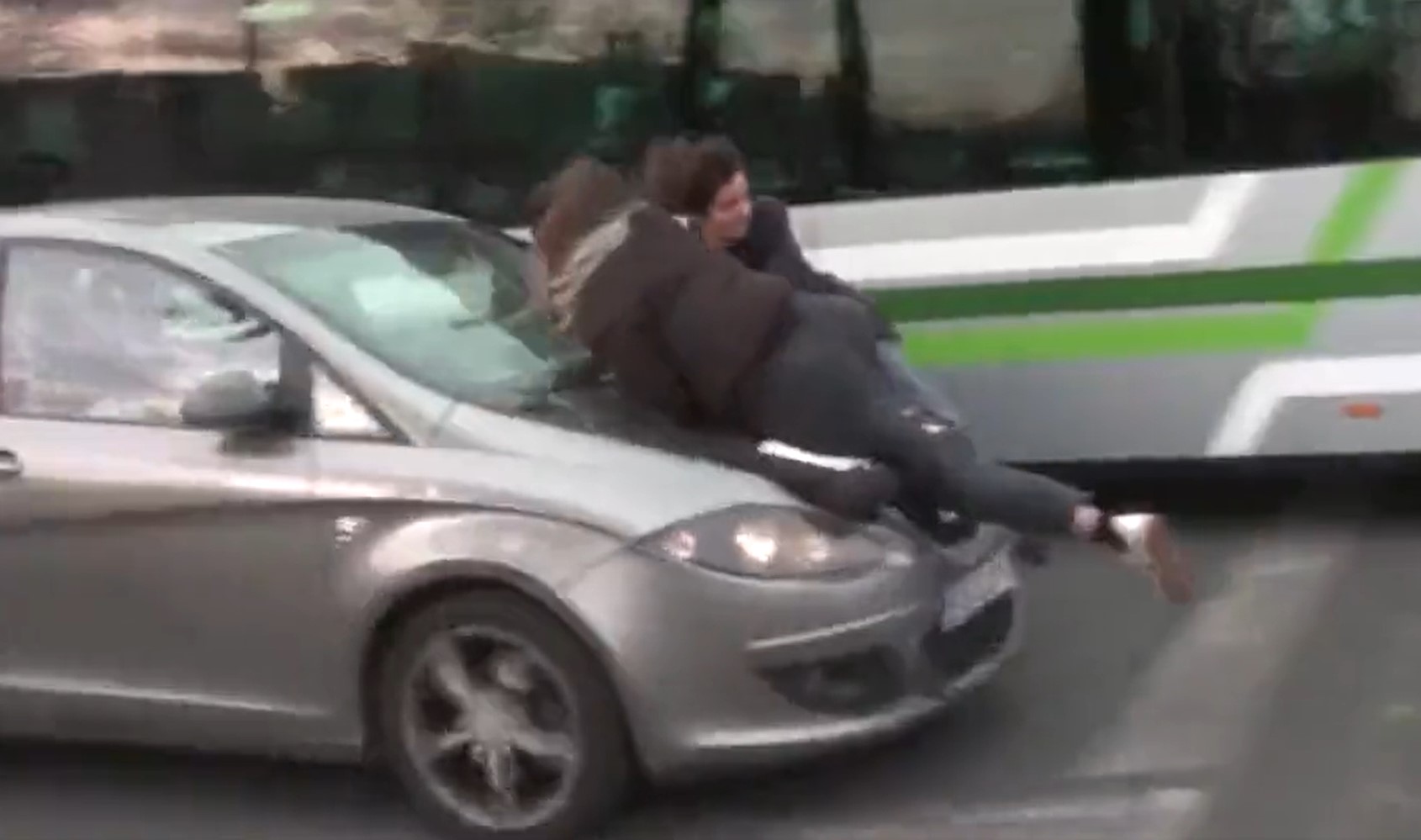 Una conductora embistió a un grupo de manifestantes por el Día de la Mujer en Barcelona (Video)