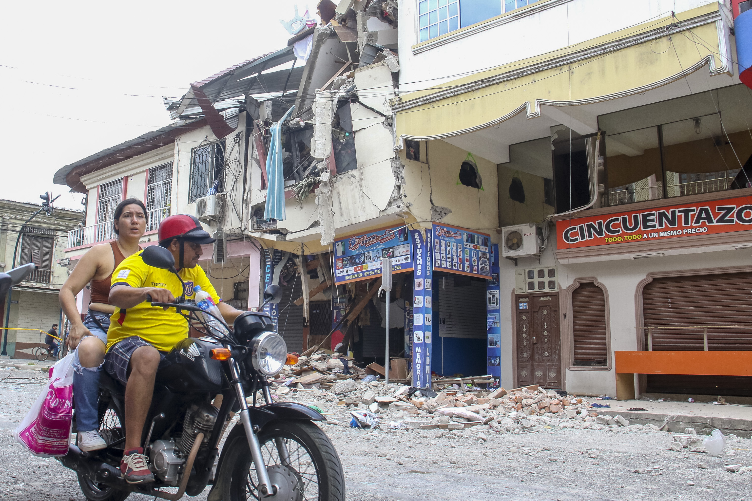Cifra de heridos por sismo de 6,5 asciende a 484 en Ecuador