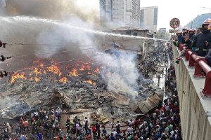 Devastador incendio arrasa uno de los mayores mercados de Bangladesh (Video)