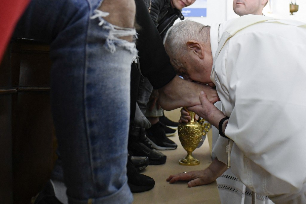 El papa Francisco lava los pies a doce jóvenes detenidos en ritual de Jueves Santo (Fotos)